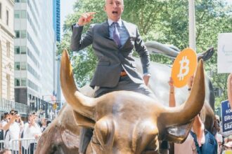 Bitcoin rises as a "magnificent 7" revenue fuel risk take