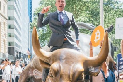 Bitcoin rises as a "magnificent 7" revenue fuel risk take