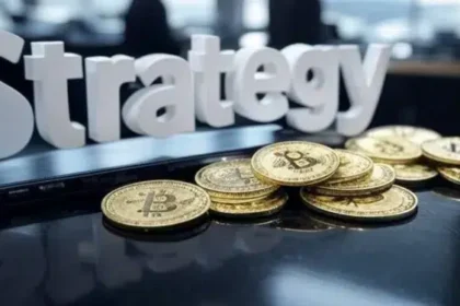 El nombre Strategy junto a monedas doradas con el logo de bitcoin.