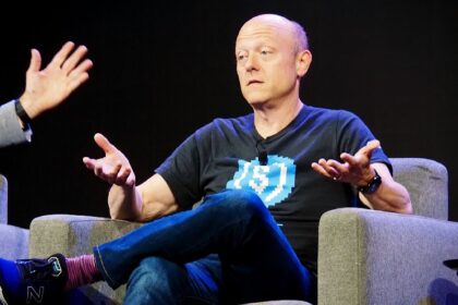 Circles drop by 15%, and inventory frenzy becomes cool, just as the screws warn of stable risk