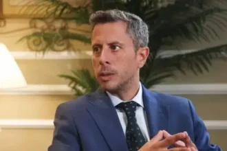 El economista Saifedean Ammous dando una entrevista.