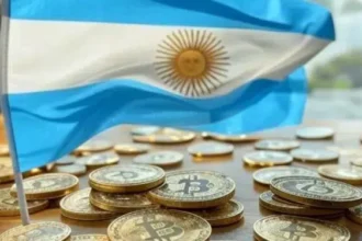 Bandera Argentina sobre varias monedas con el logo de BTC.