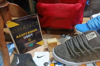Fotografía de una tienda que vende zapatos, calcetines y tiene un letrero que dice "aceptamos USDT".