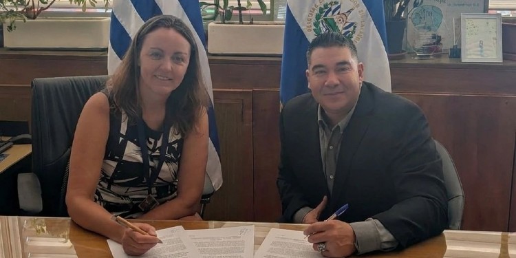 Fotografía de Juan Carlos Reyes y Patricia Tudisco en una oficina.