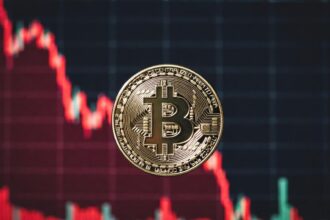 Bitcoin falls below $70,000 due to ETF withdrawal, Iran war, and strategy sell-off